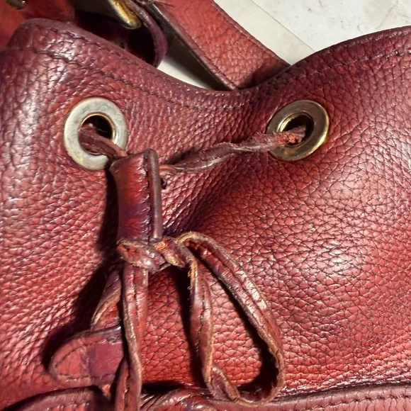 Prada bucket bag AS IS 100% 𝙖𝙪𝙩𝙝𝙚𝙣𝙩𝙞𝙘 - Picture 4 of 16